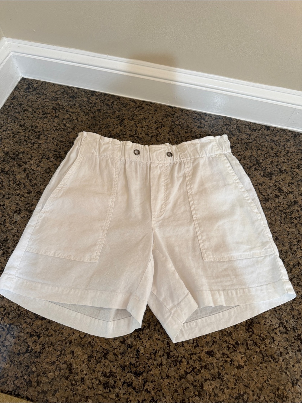 Kut from the Kloth Katana White Linen Elastic Waist Shorts